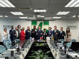 美國民主黨州主席協會訪民進黨 談深化台美關係