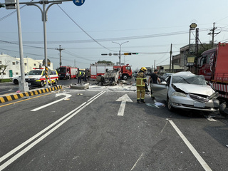 台1線雲林斗南段5車追撞  1命危4傷