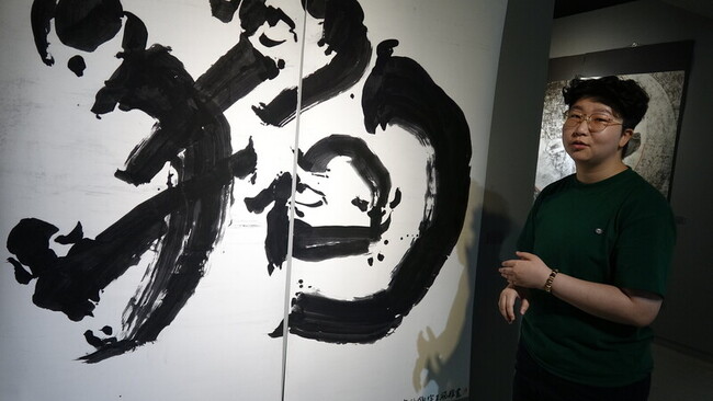 台灣藝術家曼谷開展 將傳統水墨畫注入現代元素 | 華視新聞