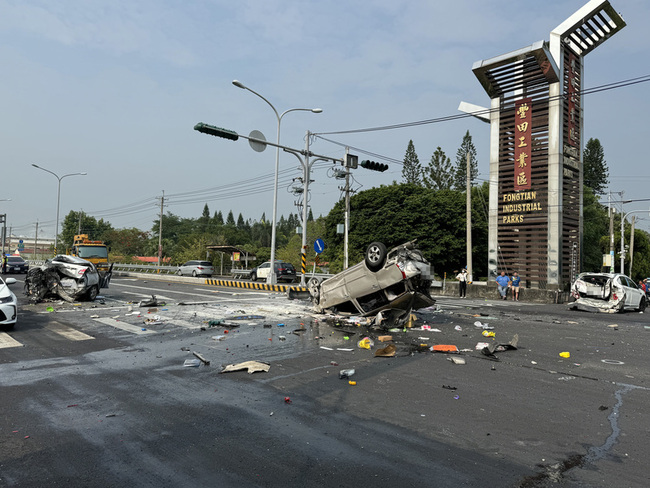 雲林豐田工業區5車追撞 停等紅燈遭撞擊釀1死4傷 | 華視新聞