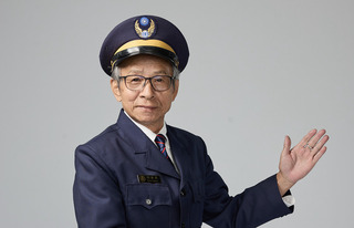 吳念真客串「押解」火車列車長 親自上台驗票