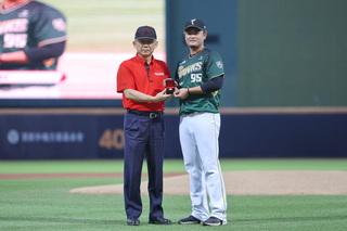 王躍霖回天母龍送上冠軍戒 開口哽咽直言很感慨