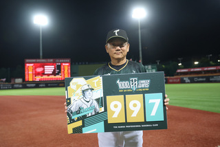 台鋼雄鷹中止6連敗 洪總997勝雷公送上紀念球