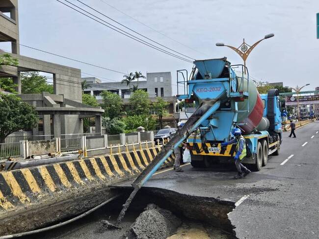 新竹湖口路面現天坑 工務處封路灌漿搶修 | 華視新聞