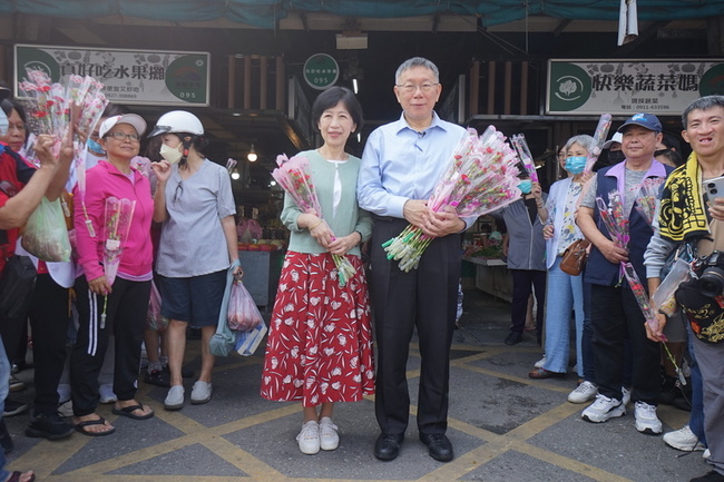 柯文哲偕妻花蓮災區送康乃馨 避談京華城等案爭議 | 華視新聞