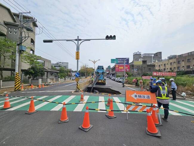 新竹湖口路面現天坑 縣府：疑台電工程導致 | 華視新聞