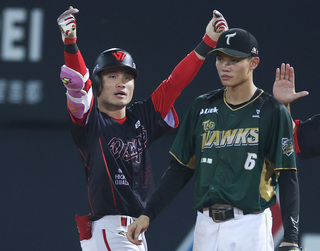 李凱威敲超前安打 味全龍中斷4連敗釋放壓力