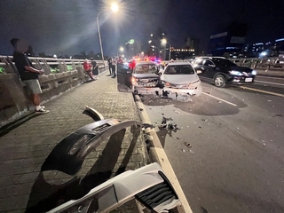 台北市成美橋連環車禍 4傷送醫前意識清醒