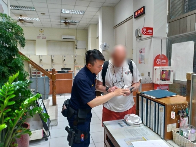 澳洲大叔台中迷途獲協助  感受台灣警察友好暖心 | 華視新聞