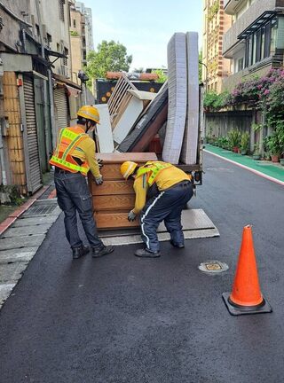 廢棄櫥櫃藏5萬元紅包  北市清潔隊員助物歸原主