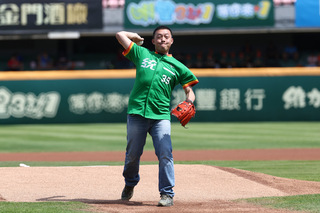 統一獅復古月主體日活動 吳俊良回娘家開球