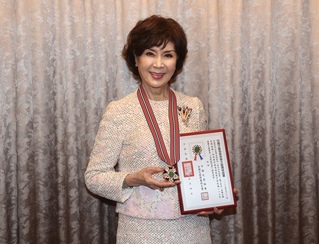 白嘉莉獲頒中國文藝獎章 透露習畫起點源自張大千