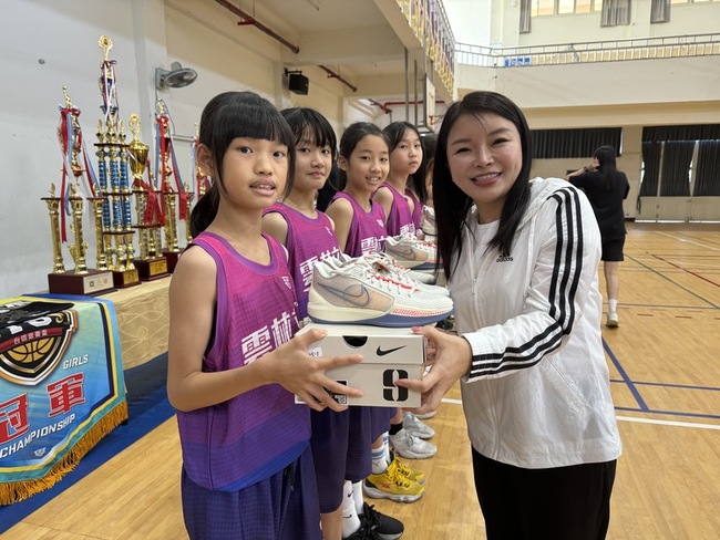 U12女籃雲林2校球隊出頭天 張嘉郡贈球鞋勉續爭光 | 華視新聞