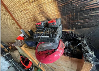 彰化市工程行起火冒濃煙 疑電池充電起火燃燒