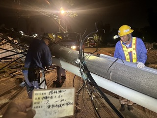 電桿遭拉斷大園蘆竹停電 台電估深夜12時全復電