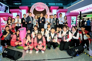 免稅商店桃機傳情互動牆  邀旅客向媽媽真愛告白