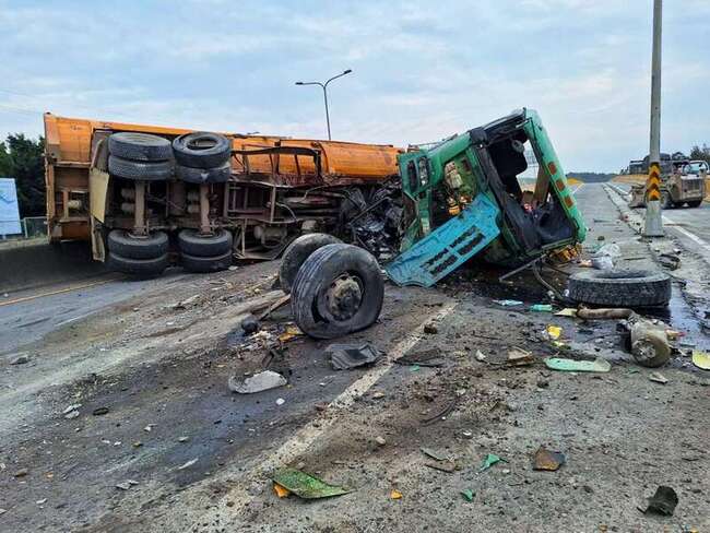 西濱竹南段砂石車翻覆 南下主線車道受阻多時 | 華視新聞