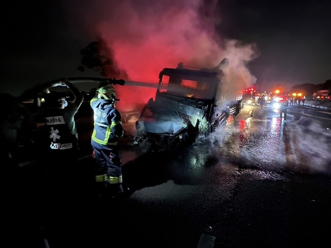 國道1號北上楠梓段火燒車  1人死亡身分待查 | 華視新聞