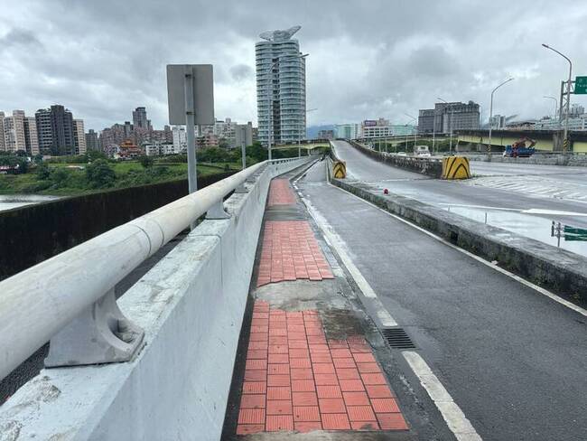 秀朗橋5/10起人行道鋪面更新 機車、行人改道 | 華視新聞