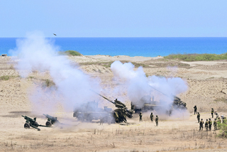 美菲軍演  近台灣海上擊沉中國製菲律賓退役艦