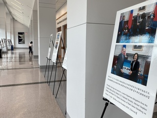 華府台灣關係法45週年照片展 重現拜登上世紀訪台照