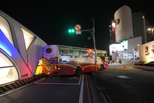 中市遊覽車撞公車專用道站體  交通局將求償 | 華視新聞