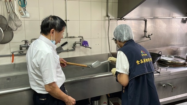 新北師生台中校外教學疑食物中毒  業者遭令停餐 | 華視新聞