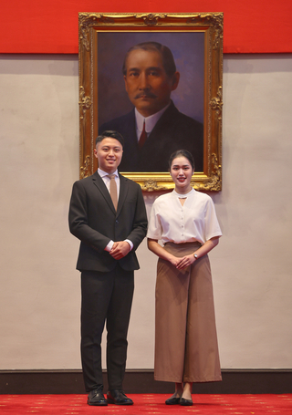 賴清德520就職禮賓服女裝首採褲裝 象徵進步不回頭