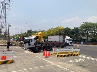 高雄小港擦撞車禍 曳引車失控衝到路邊工程溝渠