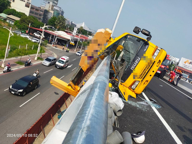 台74接國1匝道工安意外 2移工遭車輛壓傷送醫 | 華視新聞