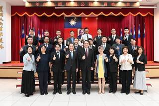 林右昌表揚模範公務員 盼在劉世芳領導下繼續保持