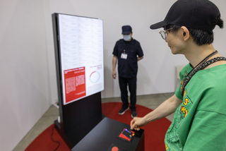 刷卡金額成報酬 藝術家作品探討交易機制