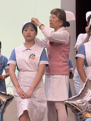 康寧大學護理生加冠 校方：護理是經濟的加速器