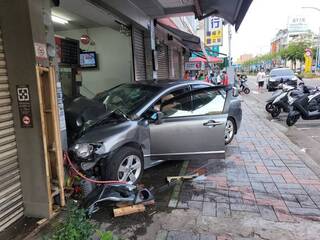 台中清水自小客疑閃車輛失控 衝撞刈包店釀5傷送醫