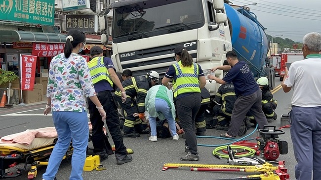 竹山婦人醫院前過馬路被槽車撞輾 醫護衝出輪下救人 | 華視新聞