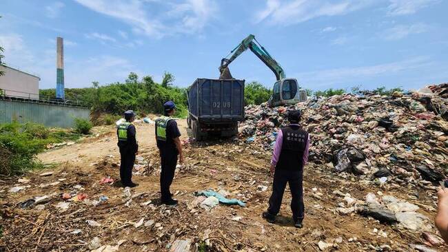 小琉球堆置600噸垃圾 屏縣府出手調度貨輪估3週清完 | 華視新聞