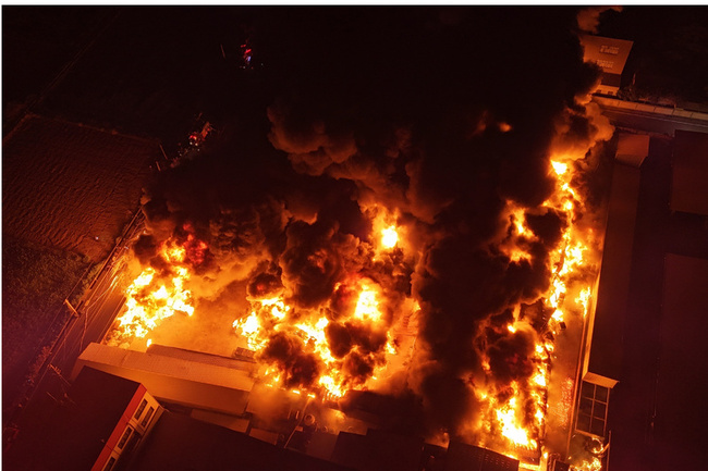 台南佳里塑膠工廠大火 消防人員連夜灌救阻蔓延 | 華視新聞