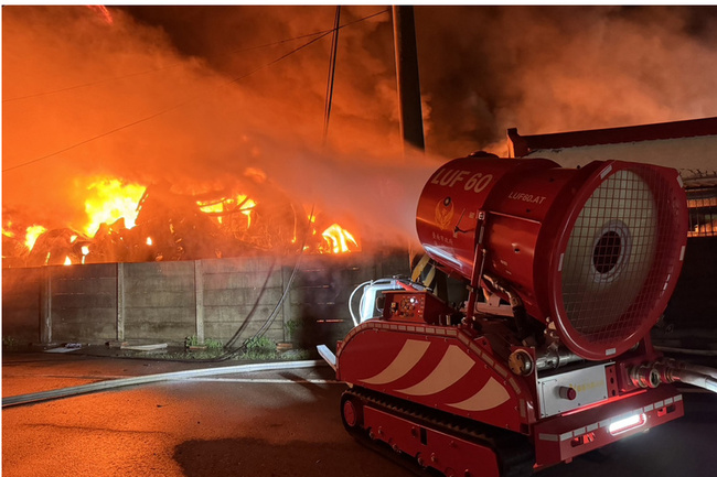 台南佳里塑膠工廠大火撲滅 消防機器人成助力 | 華視新聞
