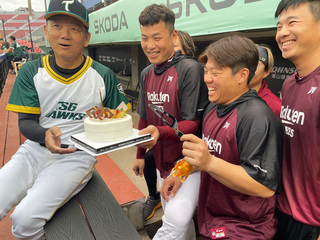 過往子弟兵林泓育等人送生日蛋糕 洪一中感動泛淚