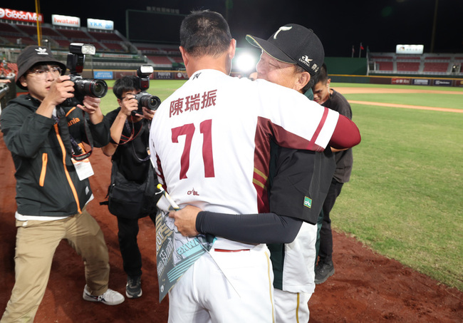 洪一中在熟悉的桃園拿下千勝  特地感謝桃猿球員 | 華視新聞