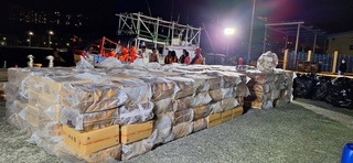 岸巡隊眼尖識破船上密艙 查獲千萬元私菸