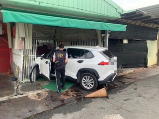 屏東女子失控持刀砍傷陌生人 奪車逃逸又毀民宅