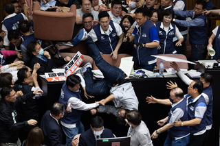 立院審國會改革法案爆激烈衝突 沈伯洋重摔送醫