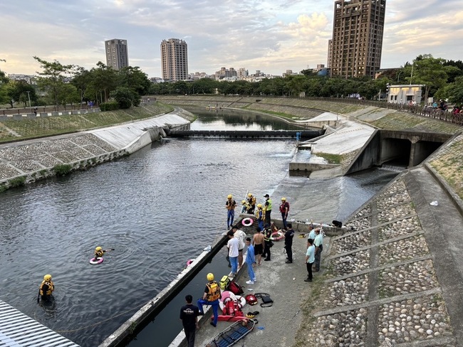 台中高中生夥同友人大排釣魚 不慎落水搶救不治 | 華視新聞