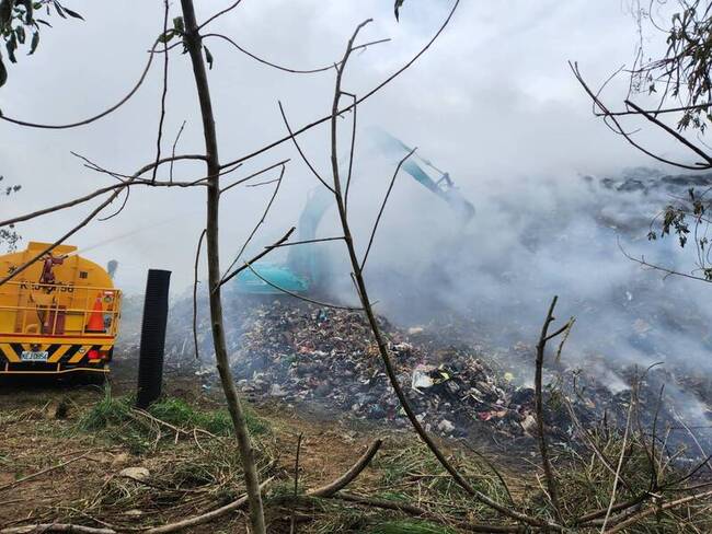 南投名間垃圾場大火延燒約1.5公頃 火勢下午控制 | 華視新聞