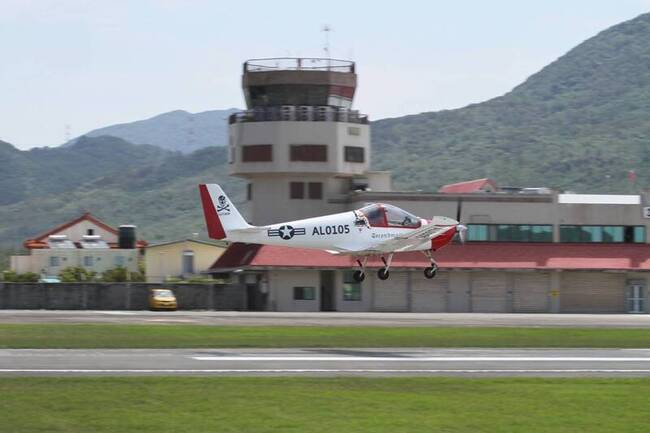 恆春超輕航機飛行觀光體驗  6月首發限量60名 | 華視新聞