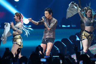 杜德偉嗨唱「脫掉」剩熱褲 與歌迷相約唱到80歲