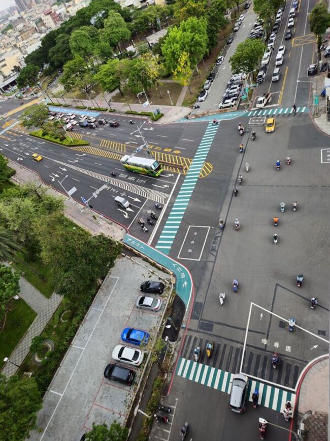 提升高雄輕軌C32站周邊步行環境 路口標線完成改善 | 華視新聞