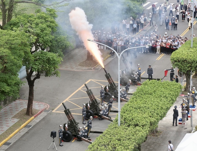 陸軍21響禮砲 向賴總統致敬 | 華視新聞