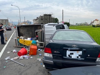 苗縣苑裡小貨車逆向自撞翻覆 駕駛輕傷波及2車